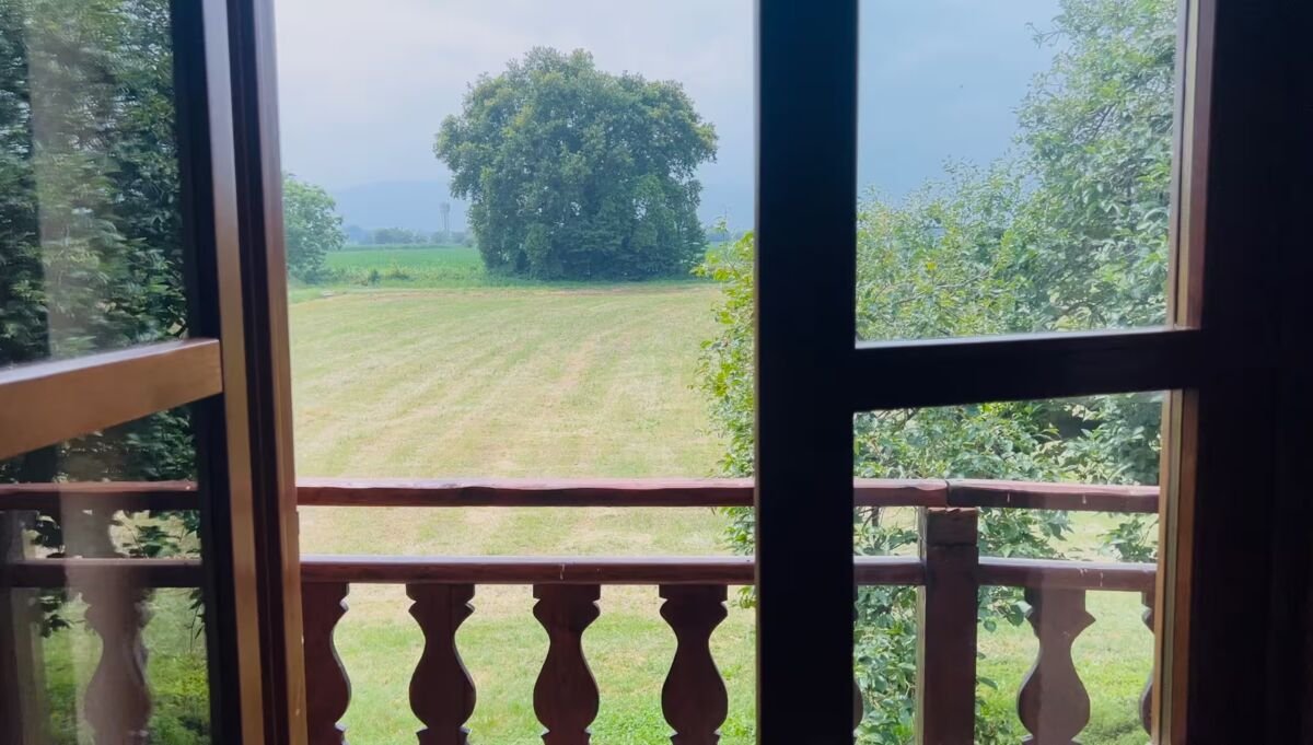 Camera luminosa con arredi personali in stile domestico a Casa Castelletto
