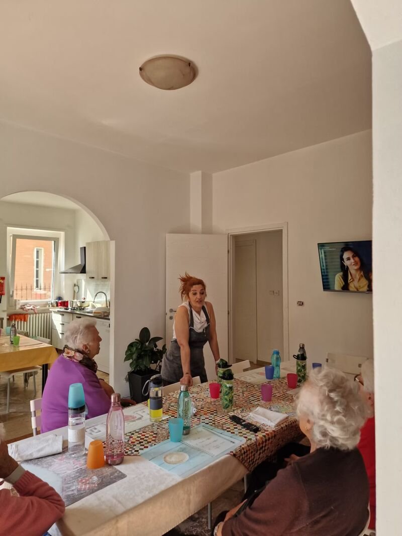 Momento conviviale in sala da pranzo — Casa Famiglia Castelletto, Pinerolo